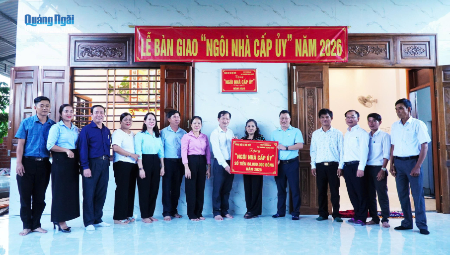 Quảng Ngãi: Mộ Đức bàn giao ''Ngôi nhà cấp ủy'' cho đảng viên khó khăn
